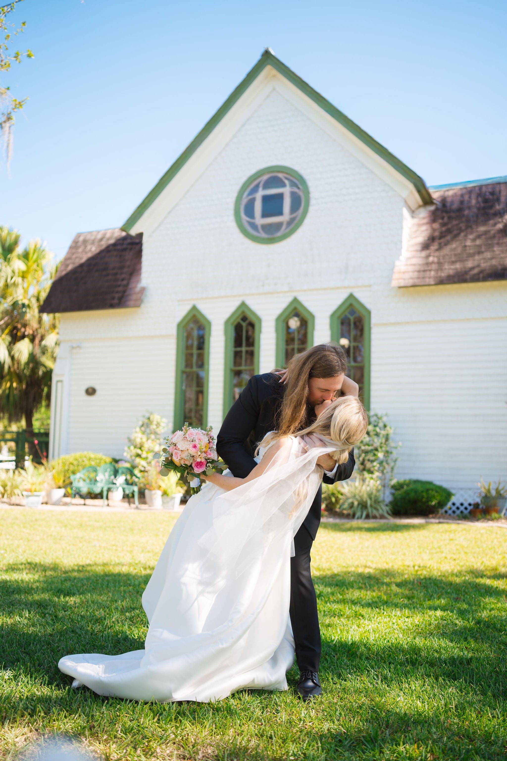 Chapel dip kiss cape veil pink bouquet